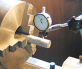 ใช้งานไดอัลเกจเพื่อวัดค่าความโค้งของกระบอกสูบในขั้นตอนการกลึง